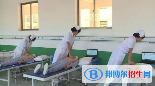 威海衛(wèi)生學校地址在哪里?學校的地址對于學生來說也是很有用的，這樣也方便學生去往學校進行報名或者了解更多的學校情況。很多家長更愿意直接到學校去了解，因為這樣家長也能了解的更清楚，還能看到學校的整體環(huán)境和學校的校風校紀，下面小編就為同學們介紹一下威海衛(wèi)生學校的地理位置，希望對學生有所幫助。  威海衛(wèi)生學校地址 威海衛(wèi)生學校地址：米山東路西1號  威海衛(wèi)生學校乘車路線 火車站的話打車20塊錢應該夠了，要是剛下火車，有好多出租車接的，拼個車到市里也就十塊錢。要是汽車站，除了車站，對面是義烏小商品，有1、2、3路公交車都能到衛(wèi)生學校，1.5元，十分鐘就到了。  威海衛(wèi)生學校教學力量 1、碩士研究生169人， “雙師素質(zhì)”教師達74%;，副教授127人，博士研究生20人，有教授29人，學校有專、兼職教師606人。  2、學術(shù)和技術(shù)帶頭人1名，學術(shù)和技術(shù)帶頭人后備人選2人，有突出貢獻專家1人，突出貢獻的技師1人，學術(shù)和技術(shù)帶頭人后備人選15人，學術(shù)和技術(shù)帶頭人7人，享受國務院政府特殊津貼專家1人。  3、博士研究生8人，占2.4%，“雙師”素質(zhì)教師180人，占53.4%。在讀博士研究生34人  4、學院共有黨員404名，其中在職黨員266名、離退休黨員107名、學生黨員31名。另有外聘教師和教輔人員67名  家長在有了學校的地理位置，就可以直接帶著學生到學校這邊來實地參觀，而且這樣也是最安全是的，家長就不用擔心會被騙了，比驚險的片子太多，家長也是防不勝防，畢竟這個是直接關(guān)系到同學們的將來的哦。