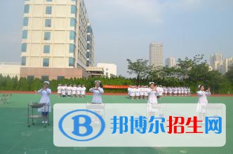 學(xué)校：廣州電子商務(wù)技工學(xué)校 咨詢老師：陳老師 姓名：譚星照 學(xué)歷：中職一年級(jí) 專業(yè)：電子商務(wù) 年齡：16歲 聯(lián)系方式：13326702587 到校時(shí)間：1月21日上午 到校人數(shù)：2人 具體情況：學(xué)生媽媽帶孩子來(lái)參觀學(xué)校，家住順德北窯，在讀中職不喜歡現(xiàn)在的學(xué)的專業(yè)，學(xué)生媽媽有問(wèn)到畢業(yè)有沒(méi)有中專畢業(yè)證，還咨詢了學(xué)費(fèi)減免政策以及是不是按年收費(fèi)，周三孩子放假了就約了周四看校，有告訴家長(zhǎng)帶身份證和準(zhǔn)備1000元錢預(yù)報(bào)名費(fèi)！9點(diǎn)20左右正在吃早飯，飯后就帶孩子出發(fā)過(guò)來(lái)看校