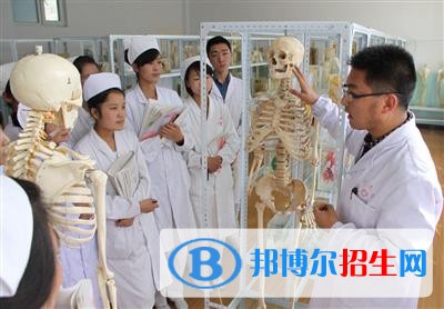 四川2021年適合男生的護理學(xué)校