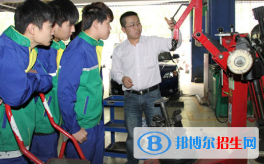 貴陽2021年汽修學(xué)校和中專有哪些區(qū)別
