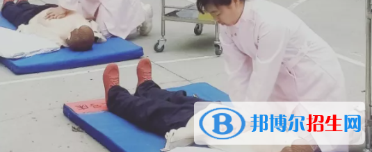 成都2021年初中生上護理學校好嗎