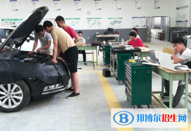 隨著我國(guó)汽車業(yè)的騰飛，直接帶動(dòng)了汽車維修業(yè)的繁榮。汽車維修業(yè)已成為一個(gè)迅速崛起的龐大產(chǎn)業(yè)，市場(chǎng)的迅速發(fā)展，為汽車檢測(cè)與維修專業(yè)的學(xué)生提供了廣闊的就業(yè)空間。因?yàn)殡m然從業(yè)者眾多而接受過(guò)系統(tǒng)培訓(xùn)的人員還不到百分之十，特別是經(jīng)過(guò)專業(yè)化培訓(xùn)的優(yōu)秀汽車檢測(cè)與維修技術(shù)人員，更是緊俏。我們來(lái)了解一下。  汽車檢測(cè)與維修技術(shù)專業(yè)專業(yè)要求 該專業(yè)要求畢業(yè)生掌握力學(xué)、機(jī)械工程、金屬工藝學(xué)等基本理論和基本知識(shí);  掌握汽車及發(fā)動(dòng)機(jī)構(gòu)造及原理，具有對(duì)各部件、總成進(jìn)行性能測(cè)試和分析的基本知識(shí)和基本技能;  具有制訂汽車制造及維修工藝及操作的基本能力;  具有對(duì)汽車常見故障的判斷和檢測(cè)的初步能力;  具備企業(yè)技術(shù)經(jīng)濟(jì)分析和生產(chǎn)經(jīng)營(yíng)管理的初步能力。  汽車檢測(cè)與維修技術(shù)專業(yè)就業(yè)方向 汽車制造廠、汽車改裝廠及汽車維修企業(yè)從事汽車檢測(cè)、維修、營(yíng)銷，從事汽車檢測(cè)、維修、營(yíng)銷等技術(shù)和管理工作。 可獲得的技能證書：國(guó)家勞動(dòng)社會(huì)保障部汽車維修中級(jí)工證書、數(shù)控工藝員中級(jí)證書;汽車電工中級(jí)工證書;汽車駕駛證書(C照)。  現(xiàn)在的車越來(lái)越多，而且每年的汽車銷售量都在增加，同時(shí)也帶動(dòng)了汽車后市場(chǎng)的發(fā)展，如今在汽修方面社會(huì)上很缺這樣的人才的，所以學(xué)會(huì)了汽修技術(shù)，將來(lái)也就不用愁就業(yè)了，絕對(duì)不會(huì)失業(yè)，而且有了一定的工作經(jīng)驗(yàn)之后，薪資都會(huì)很高的，所以說(shuō)汽修專業(yè)學(xué)成以后發(fā)展空間還是很大的。