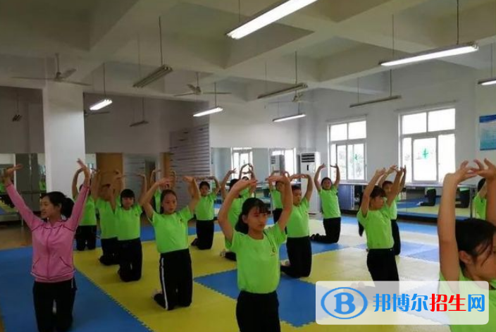 重慶舞蹈學(xué)校2022年招生辦聯(lián)系電話