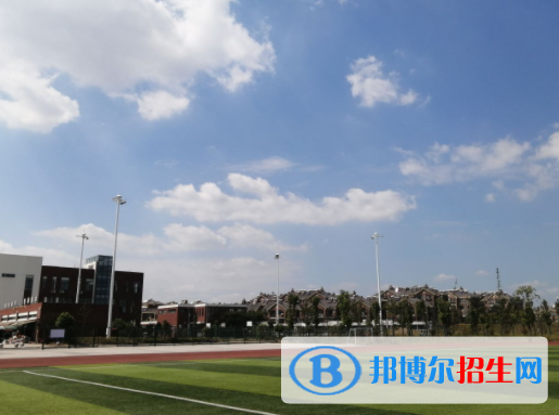 云南出版?zhèn)髅郊脊W校2022年學費、收費多少