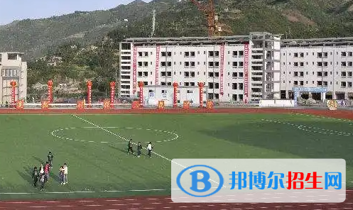重慶什么建筑學(xué)校比較好?當(dāng)然是教學(xué)環(huán)境好，教學(xué)資源好，教師團隊質(zhì)量好的學(xué)校比較好。我們在選擇學(xué)校的時候不一定說什么學(xué)校是最好的，但該有的不能少，只有好的教學(xué)環(huán)境，教學(xué)資源學(xué)生們在學(xué)習(xí)的時候才能接收更多更好的知識，這是一個學(xué)校必備的，也是同學(xué)們應(yīng)得的，我們只需努力的學(xué)習(xí)就是對這學(xué)校最好的回報。  重慶市奉節(jié)職業(yè)教育中心比較好 教學(xué)目標(biāo)好  學(xué)校堅持以創(chuàng)建國家級重點中等職業(yè)學(xué)校為目標(biāo)，以“修身、博學(xué)、精技、躬行”為校訓(xùn);踐行黃炎培先生“使無業(yè)者有業(yè)，有業(yè)者樂業(yè)”的職業(yè)教育思想，提倡“手腦并用，知行合一”的教學(xué)策略;堅持“開放辦學(xué)、多元發(fā)展”辦學(xué)方向;探索“市場化辦學(xué)、特色化建設(shè)、品牌化發(fā)展”拓展空間，不斷提升學(xué)校的綜合實力和核心競爭力，走出了一條職業(yè)教育發(fā)展的新路子。  專業(yè)設(shè)置好  學(xué)?，F(xiàn)有教職工353人，在校生6000余人，常年開設(shè)農(nóng)林類、土木水利類、加工制造類、交通運輸類、信息技術(shù)類、商貿(mào)旅游類、財經(jīng)類、文化藝術(shù)類、師范教育類等十余個專業(yè)大類共30多個熱門專業(yè)。  學(xué)校榮譽多  學(xué)校以市場需求為導(dǎo)向，努力踐行黃炎培先生“使無業(yè)者有業(yè)，使有業(yè)者樂業(yè)”的職業(yè)教育思想。近年來，學(xué)校堅持以爭創(chuàng)重慶市示范中等職業(yè)學(xué)校為契機，辦學(xué)成效顯著。先后榮獲重慶市職業(yè)教育先進集體、重慶市首屆黃炎培職業(yè)教育優(yōu)秀學(xué)校、重慶市綠色學(xué)校、重慶市衛(wèi)生學(xué)校、重慶市國防教育先進集體、重慶市招生就業(yè)工作先進集體等榮譽稱號，享有三峽庫區(qū)“職教航母”的美譽。  辦學(xué)成績好  2007年7月由奉節(jié)縣袁梁村搬遷到奉節(jié)中學(xué)老校(老縣城環(huán)城北路)實施過渡辦學(xué)，2011年6月整體搬遷至奉節(jié)縣西部新城。2011年7月縣人民政府對縣內(nèi)職教資源進行優(yōu)化，將重慶市奉節(jié)職業(yè)教育中心、奉節(jié)縣師范學(xué)校、奉節(jié)縣教師進修學(xué)校、奉節(jié)縣教育科學(xué)研究所、重慶市廣播電視大學(xué)奉節(jié)分校五校合一，成立奉節(jié)職成教育中心。  為進一步優(yōu)化資源，做大做精職業(yè)教育，2013年8月縣人民政府又重組奉節(jié)職教中心、奉節(jié)縣師范學(xué)校、奉節(jié)白帝職中三校資源，成立新的奉節(jié)職教中心。重組后，學(xué)校既有百年老校奉節(jié)師范的底蘊，也有市級重點職校奉節(jié)職教中心的穩(wěn)健，更有職教新秀白帝職中的希望。  整合后的學(xué)校相繼建設(shè)成為全國職工教育培訓(xùn)示范基地，全國農(nóng)村勞動力轉(zhuǎn)移培訓(xùn)“陽光工程”定點培訓(xùn)基地、中華職教社“溫暖工程”培訓(xùn)基地、重慶市貧困地區(qū)勞動力轉(zhuǎn)移培訓(xùn)基地、重慶市“雨露計劃”勞動力轉(zhuǎn)移培訓(xùn)基地、重慶市三峽移民勞動技能培訓(xùn)基地、重慶市境外勞務(wù)合作培訓(xùn)中心、中澳職業(yè)教育與培訓(xùn)項目伙伴學(xué)校、奉節(jié)縣財務(wù)會計人員培訓(xùn)中心、奉節(jié)縣國家職業(yè)技能鑒定定點培訓(xùn)單位。  在選擇學(xué)校的時候可能每位家長同學(xué)的評判標(biāo)準(zhǔn)都是不同的，但我們的目標(biāo)只有一個，那就是為學(xué)生找一個好的學(xué)校，不論是建筑學(xué)校還是其他學(xué)校也好，只有好的學(xué)校才能提供更好的教學(xué)質(zhì)量。