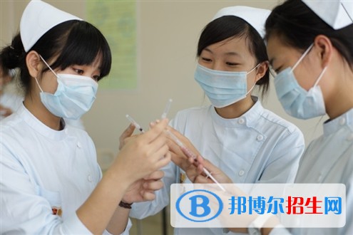 蘭州男生讀衛(wèi)校好不好？首先小編想告訴大家的是，男生的衛(wèi)校是非常好的，因?yàn)橐话阈l(wèi)校都是女生居多，近幾年男生都是逐年遞增的趨勢(shì)，大家慢慢意識(shí)到，男生讀衛(wèi)校是非常不錯(cuò)的，因?yàn)獒t(yī)院缺少男性的醫(yī)護(hù)人員，所以會(huì)大量錄用男生，男生在就業(yè)方面都是占很大優(yōu)勢(shì)的，并且在以后的發(fā)展會(huì)更好。下面小編給大家介紹一下男生就讀衛(wèi)校的優(yōu)勢(shì)。  男生讀衛(wèi)校好嗎? 男生就讀衛(wèi)校是十分有前途的，就讀衛(wèi)校畢業(yè)找到對(duì)口工作之后極其穩(wěn)定。醫(yī)學(xué)類專業(yè)，要的就是過硬的技術(shù)和醫(yī)學(xué)基礎(chǔ)知識(shí)，一旦你走上工作崗位，就基本上不會(huì)有失業(yè)的可能。往后走，同學(xué)們由于能力的提升，工資待遇也會(huì)有所提升。  目前，男護(hù)士處于高就業(yè)率背后是低報(bào)考率。隨著醫(yī)院越來越青睞男護(hù)士，這些年來，畢業(yè)季的到來，各大醫(yī)院急缺的男護(hù)理仍處于空白、長(zhǎng)期以來護(hù)理這項(xiàng)工作一直以女性為主導(dǎo)。但隨著人性化護(hù)理理念的提出，  隨著人們對(duì)健康需求的日益增加。以單一性別為特色的護(hù)理隊(duì)伍也在發(fā)生改變，“女兒國(guó)”里漸漸出現(xiàn)了男士的身影，他們同樣擔(dān)當(dāng)著“白衣天使”的神圣職責(zé)，他們就是萬綠叢中一點(diǎn)紅的“男丁格爾”—男護(hù)士。  推薦專業(yè)——護(hù)理 主要課程  人體結(jié)構(gòu)與功能、病原微生物與免疫、藥理、病理、健康評(píng)估、基礎(chǔ)護(hù)理技術(shù)、內(nèi)科護(hù)理、外科護(hù)理、兒科護(hù)理、婦產(chǎn)科護(hù)理、五官科護(hù)理、急危重癥護(hù)理、中醫(yī)護(hù)理等。  培養(yǎng)目標(biāo)  培養(yǎng)適應(yīng)我國(guó)醫(yī)藥衛(wèi)生事業(yè)現(xiàn)代化發(fā)展需要，具備本專業(yè)必備的基礎(chǔ)理論和專門知識(shí)、較強(qiáng)的護(hù)理操作技能和工作能力，能夠在各級(jí)各類醫(yī)療衛(wèi)生保健機(jī)構(gòu)從從事臨床護(hù)理、衛(wèi)生保健等工作的緊缺型的技術(shù)技能型人才。  就業(yè)方向  在國(guó)內(nèi)外各級(jí)各類醫(yī)療衛(wèi)生機(jī)構(gòu)和衛(wèi)生保健機(jī)構(gòu)，從事臨床護(hù)理、社區(qū)護(hù)理、中醫(yī)護(hù)理、口腔護(hù)理、老年護(hù)理、護(hù)理管理、護(hù)理教育、預(yù)防保健及康復(fù)等工作。  男生讀衛(wèi)校是可以選擇讀護(hù)理專業(yè)的，護(hù)理專業(yè)相比其他專業(yè)來說，畢業(yè)出來是非常好就業(yè)的，男護(hù)士，目前在中國(guó)是個(gè)很吃香的職業(yè)，如果選擇了讀護(hù)理專業(yè)，以后畢業(yè)出來的就業(yè)前景是非常有前景的，而且由于男生的體力比女生好，醫(yī)院里的很多事都離不開男護(hù)。比如說在醫(yī)院里面有很多病人都是要求男護(hù)士照顧的，所以對(duì)于同學(xué)們來說選擇護(hù)理專業(yè)是一個(gè)非常不錯(cuò)的決定。
