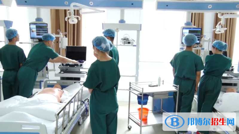 蘭州男生讀衛(wèi)校好不好？首先小編想告訴大家的是，男生的衛(wèi)校是非常好的，因?yàn)橐话阈l(wèi)校都是女生居多，近幾年男生都是逐年遞增的趨勢(shì)，大家慢慢意識(shí)到，男生讀衛(wèi)校是非常不錯(cuò)的，因?yàn)獒t(yī)院缺少男性的醫(yī)護(hù)人員，所以會(huì)大量錄用男生，男生在就業(yè)方面都是占很大優(yōu)勢(shì)的，并且在以后的發(fā)展會(huì)更好。下面小編給大家介紹一下男生就讀衛(wèi)校的優(yōu)勢(shì)。  男生讀衛(wèi)校好嗎? 男生就讀衛(wèi)校是十分有前途的，就讀衛(wèi)校畢業(yè)找到對(duì)口工作之后極其穩(wěn)定。醫(yī)學(xué)類專業(yè)，要的就是過硬的技術(shù)和醫(yī)學(xué)基礎(chǔ)知識(shí)，一旦你走上工作崗位，就基本上不會(huì)有失業(yè)的可能。往后走，同學(xué)們由于能力的提升，工資待遇也會(huì)有所提升。  目前，男護(hù)士處于高就業(yè)率背后是低報(bào)考率。隨著醫(yī)院越來越青睞男護(hù)士，這些年來，畢業(yè)季的到來，各大醫(yī)院急缺的男護(hù)理仍處于空白、長(zhǎng)期以來護(hù)理這項(xiàng)工作一直以女性為主導(dǎo)。但隨著人性化護(hù)理理念的提出，  隨著人們對(duì)健康需求的日益增加。以單一性別為特色的護(hù)理隊(duì)伍也在發(fā)生改變，“女兒國(guó)”里漸漸出現(xiàn)了男士的身影，他們同樣擔(dān)當(dāng)著“白衣天使”的神圣職責(zé)，他們就是萬綠叢中一點(diǎn)紅的“男丁格爾”—男護(hù)士。  推薦專業(yè)——護(hù)理 主要課程  人體結(jié)構(gòu)與功能、病原微生物與免疫、藥理、病理、健康評(píng)估、基礎(chǔ)護(hù)理技術(shù)、內(nèi)科護(hù)理、外科護(hù)理、兒科護(hù)理、婦產(chǎn)科護(hù)理、五官科護(hù)理、急危重癥護(hù)理、中醫(yī)護(hù)理等。  培養(yǎng)目標(biāo)  培養(yǎng)適應(yīng)我國(guó)醫(yī)藥衛(wèi)生事業(yè)現(xiàn)代化發(fā)展需要，具備本專業(yè)必備的基礎(chǔ)理論和專門知識(shí)、較強(qiáng)的護(hù)理操作技能和工作能力，能夠在各級(jí)各類醫(yī)療衛(wèi)生保健機(jī)構(gòu)從從事臨床護(hù)理、衛(wèi)生保健等工作的緊缺型的技術(shù)技能型人才。  就業(yè)方向  在國(guó)內(nèi)外各級(jí)各類醫(yī)療衛(wèi)生機(jī)構(gòu)和衛(wèi)生保健機(jī)構(gòu)，從事臨床護(hù)理、社區(qū)護(hù)理、中醫(yī)護(hù)理、口腔護(hù)理、老年護(hù)理、護(hù)理管理、護(hù)理教育、預(yù)防保健及康復(fù)等工作。  男生讀衛(wèi)校是可以選擇讀護(hù)理專業(yè)的，護(hù)理專業(yè)相比其他專業(yè)來說，畢業(yè)出來是非常好就業(yè)的，男護(hù)士，目前在中國(guó)是個(gè)很吃香的職業(yè)，如果選擇了讀護(hù)理專業(yè)，以后畢業(yè)出來的就業(yè)前景是非常有前景的，而且由于男生的體力比女生好，醫(yī)院里的很多事都離不開男護(hù)。比如說在醫(yī)院里面有很多病人都是要求男護(hù)士照顧的，所以對(duì)于同學(xué)們來說選擇護(hù)理專業(yè)是一個(gè)非常不錯(cuò)的決定。