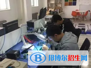 廣西2023年計(jì)算機(jī)學(xué)校都有什么專業(yè)適合男生
