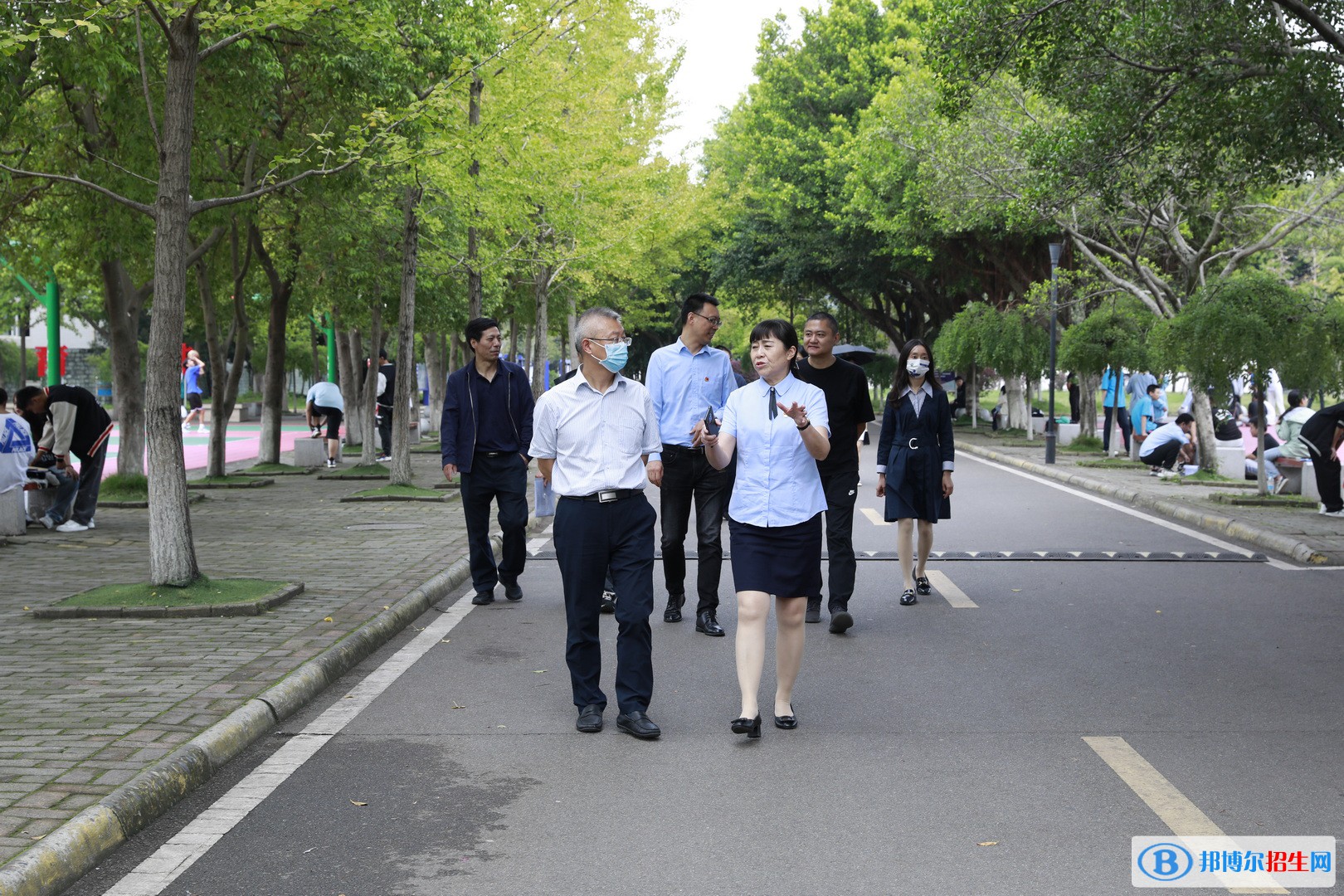 省民族宗教委二級巡視員蔡欽一行到樂山市計算機學(xué)校指導(dǎo)民族團結(jié)進步創(chuàng)建工作