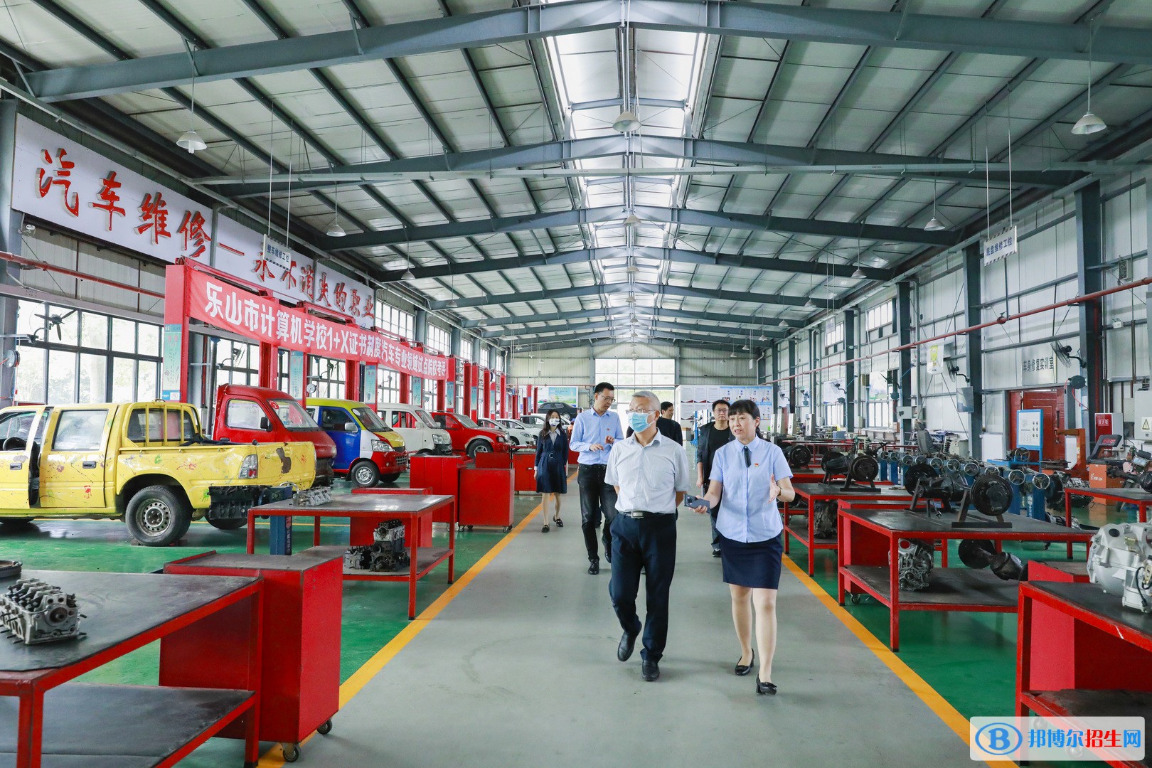 省民族宗教委二級巡視員蔡欽一行到樂山市計算機學(xué)校指導(dǎo)民族團結(jié)進步創(chuàng)建工作