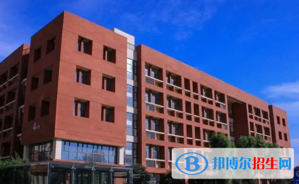 武漢紡織大學(xué)外經(jīng)貿(mào)學(xué)院是不是雙一流大學(xué)？