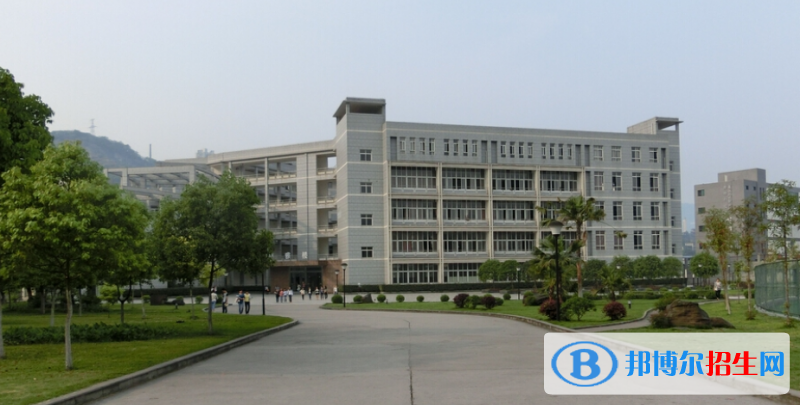 重慶三峽學(xué)院是幾本？是985和211嗎？