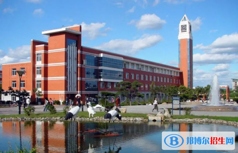 新疆師范大學是幾本？是985和211嗎？