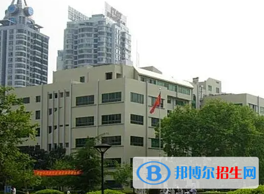瀘州醫(yī)學(xué)院衛(wèi)生學(xué)校地址在哪里，哪個地區(qū)，哪個城市?