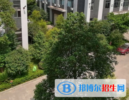 成都光華技工學(xué)校地址在哪里，哪個(gè)地區(qū)，哪個(gè)城市?