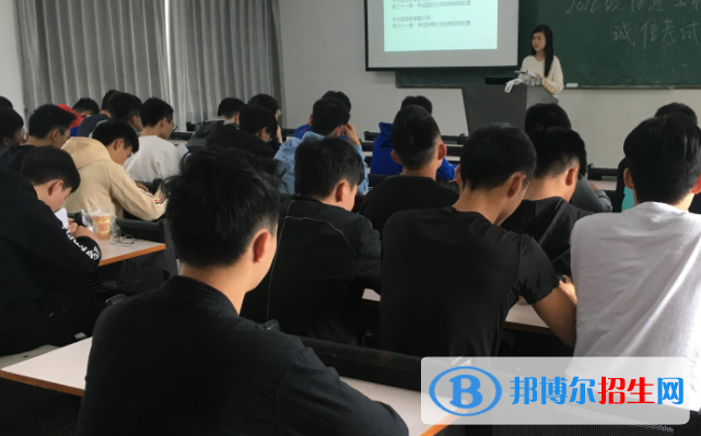 高考滿(mǎn)分作文：這也是一種遠(yuǎn)行（3篇）