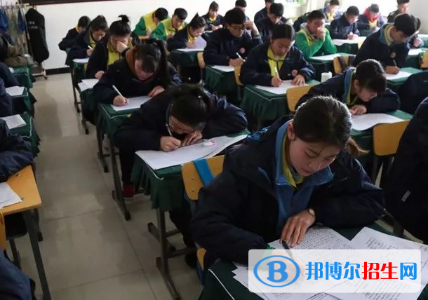 高考滿分作文：理性鋪新路，創(chuàng)新見曙光（3篇）
