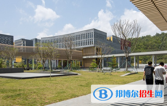 高考滿分作文：每個孤獨(dú)的人都渴望被需要（3篇）