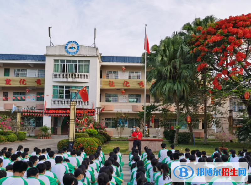 瓊海市嘉積第二中學(xué)地址在哪里，哪個(gè)地區(qū)，哪個(gè)城市