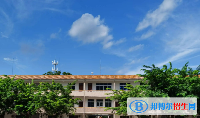 瓊海市華僑中學(xué)地址在哪里，哪個(gè)地區(qū)，哪個(gè)城市