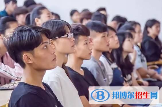 高考滿分作文：人生如書，逐級而讀（3篇）