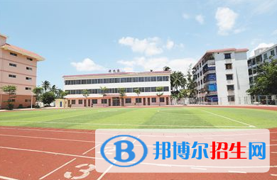 萬寧市萬寧中學(xué)地址在哪里，哪個地區(qū)，哪個城市