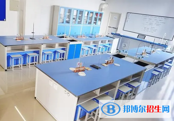 三亞華僑學(xué)校地址在哪里，哪個地區(qū)，哪個城市