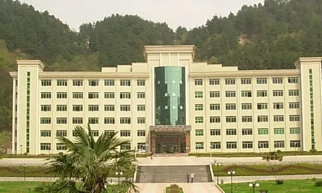 對外經濟貿易大學和貴州黔南科技學院怎么選？哪個好？附分數線