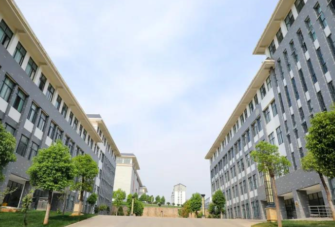 哈爾濱醫(yī)科大學(xué)和昆明城市學(xué)院怎么選？哪個(gè)好？附分?jǐn)?shù)線