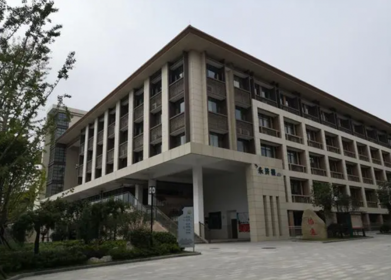 南京市燕子磯中學(xué)地址，乘車路線
