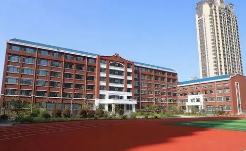 2023年青島格蘭德中學學費標準