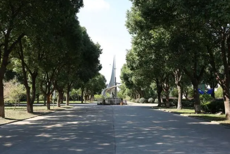 費俊龍中學(xué)地址，乘車路線