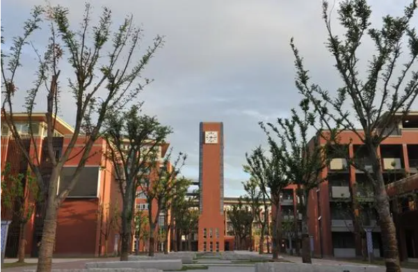 江蘇省江陰高級(jí)中學(xué)地址，乘車路線