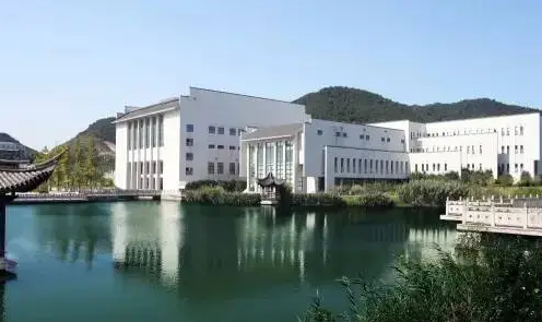 寧波外國語學(xué)校地址，乘車路線