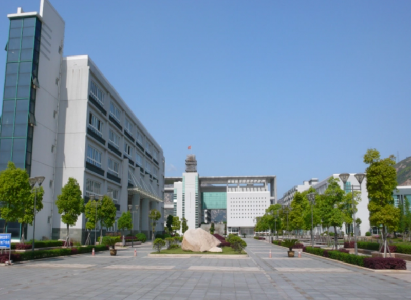 溫州市龍灣中學(xué)地址，乘車路線
