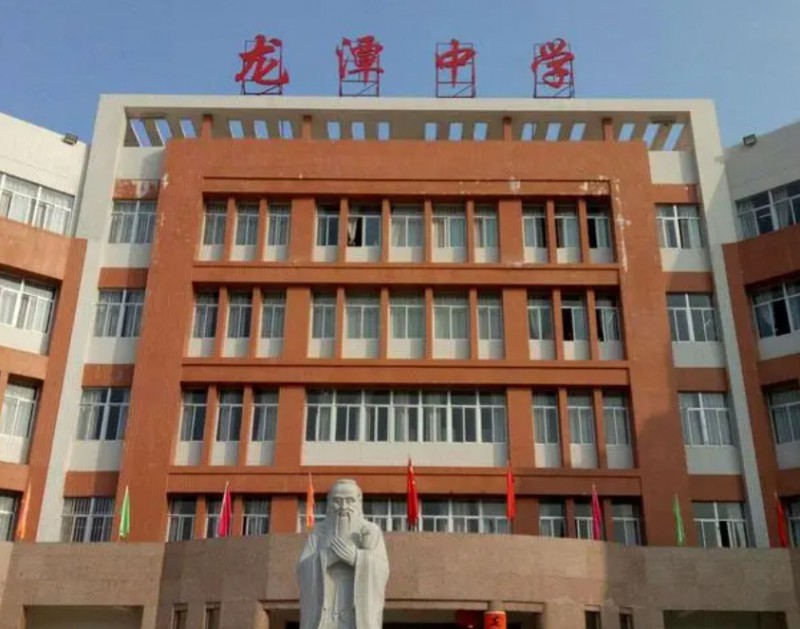 北京市龍?zhí)吨袑W地址，乘車路線