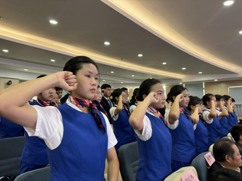 宣誓立志考取民航院校、為航空事業(yè)奮斗、航空?qǐng)?bào)國(guó)