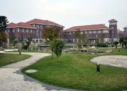 中國(guó)傳媒大學(xué)附屬中學(xué)地址，乘車路線