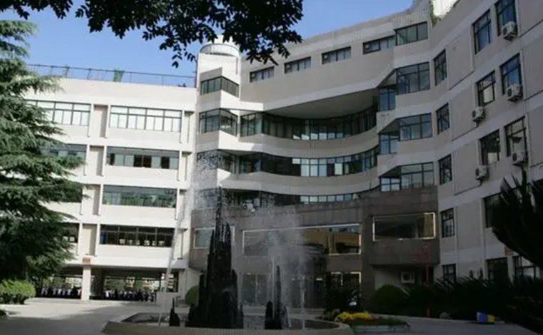 首都師范大學(xué)附屬中學(xué)地址，乘車路線