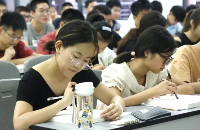 浙江高考首考是什么意思？考試科目有哪些？與高考的區(qū)別是什么