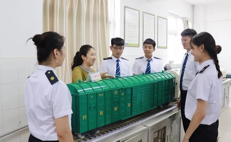 湖北2024年女生讀鐵路學校好嗎