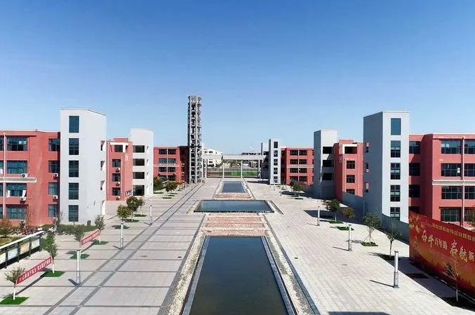 三龍育華中學(xué)地址，乘車(chē)路線
