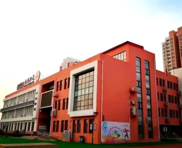 新津為明學校地址，乘車路線